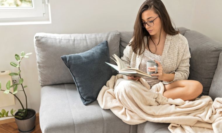 dziewczyna-czyta-na-kanapie