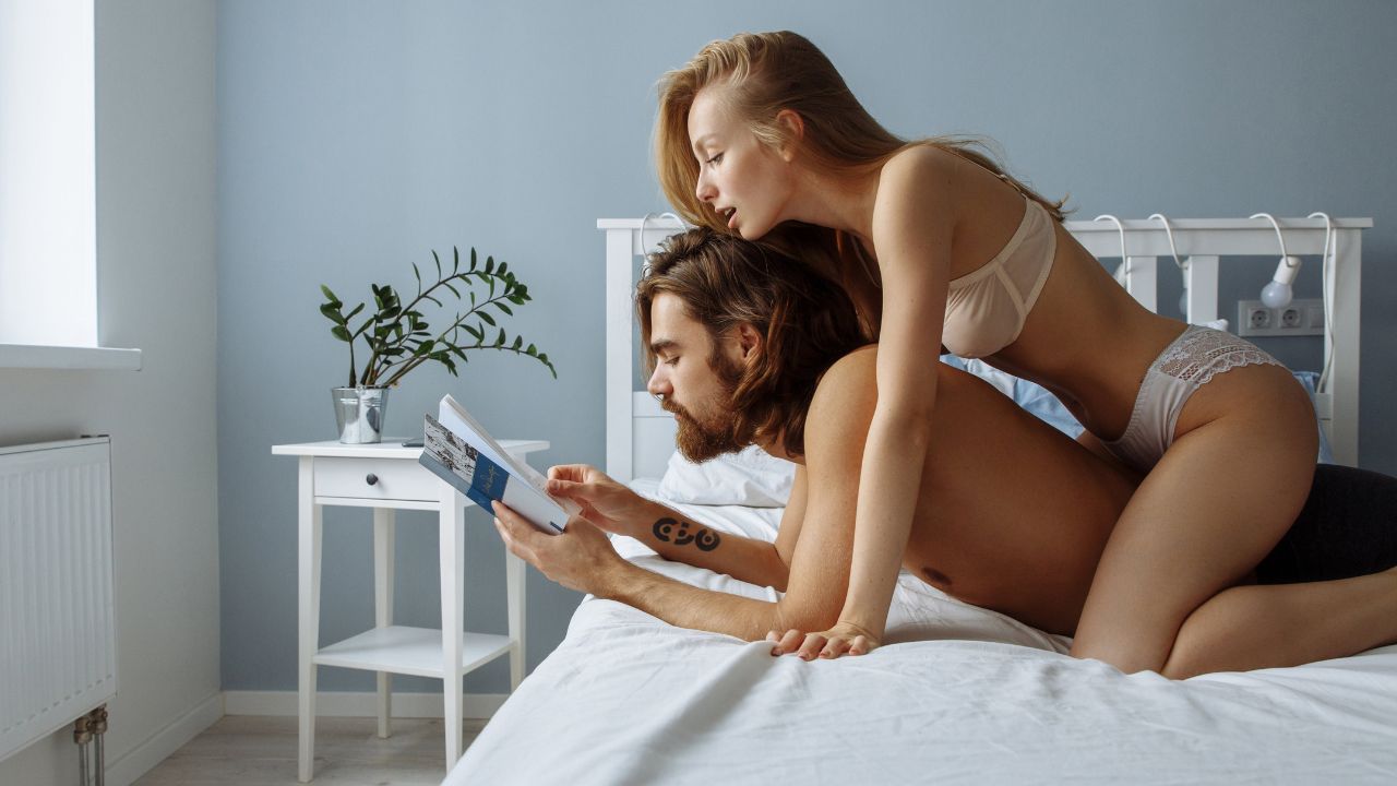 kobieta-i-mezczyzna-na-lozku-czytaja-ulotke-przed-seksem