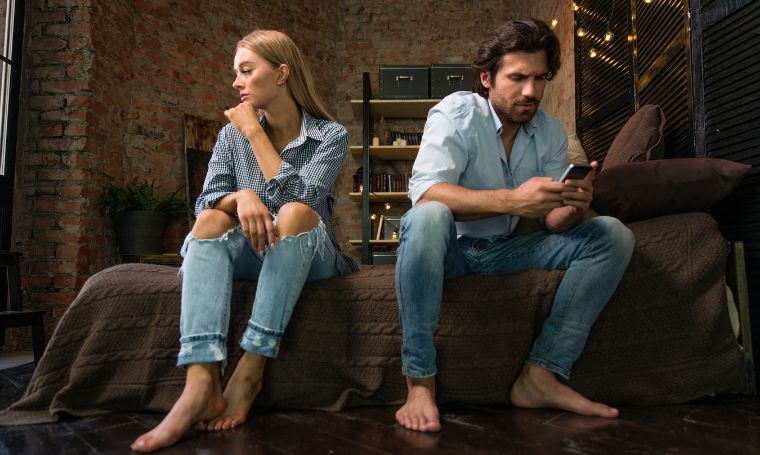 kobieta-mezczyzna-siedza-na-lozku-klotnia-konflikt-milczenie-po-klotni-zdrada