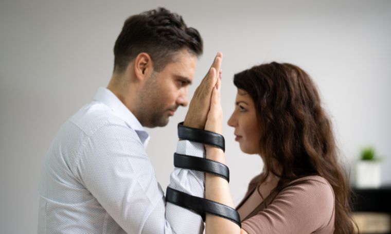 klotnia-wiez-zespolenie-kobieta-mezczyzna-zwiazek-potrzeba-akceptacji