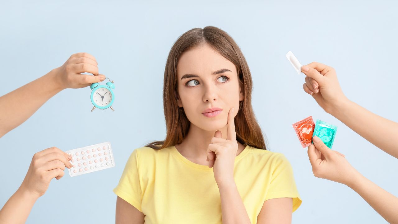 dziewczyna-zastanawia-sie-ktora-metode-antykoncepcji-wybrac