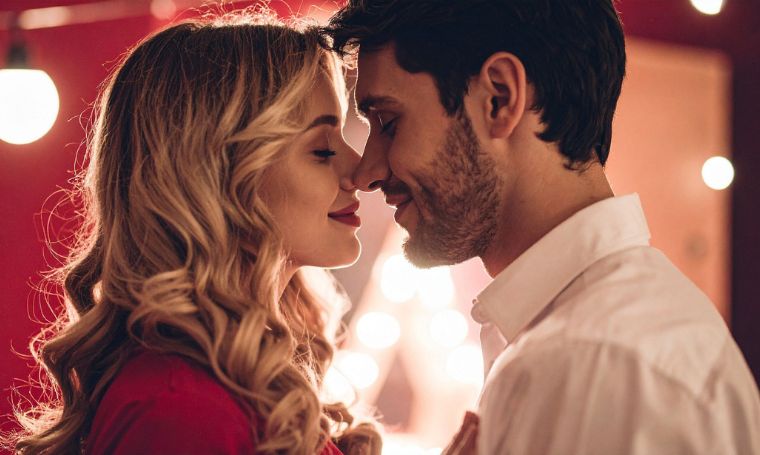 zakochani-para-chwila-przed-pocalunkiem-blondynka-brunet