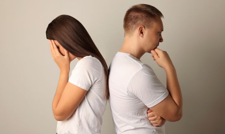 kobieta-mezczyzna-odwroceni-do-siebie-plecami-klotnia-uraza-zranienie