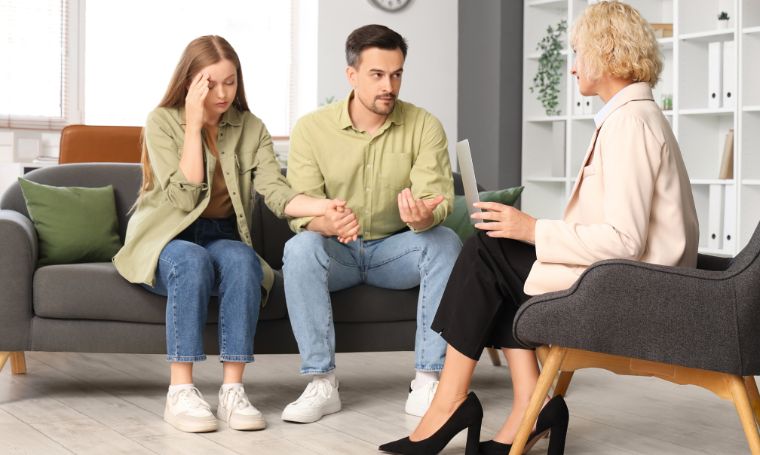 kobieta-mezczyzna-odwroceni-do-siebie-plecami-klotnia-uraza-zranienie