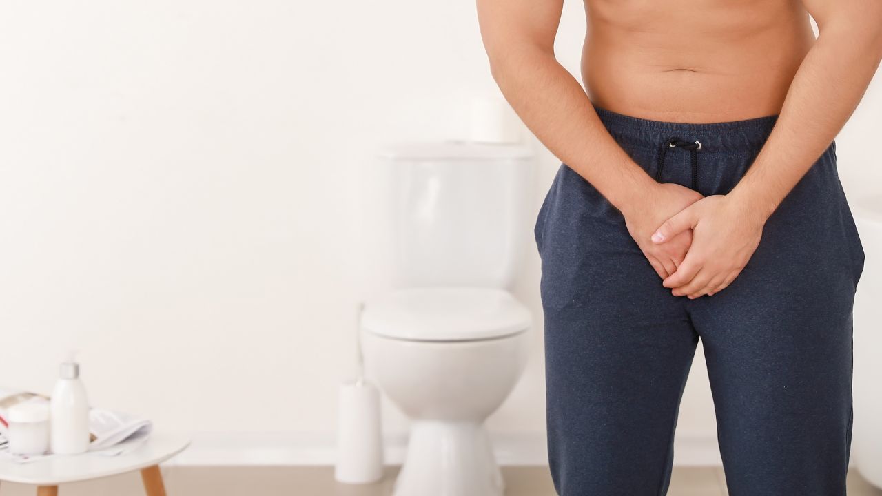 mezczyzna-trzyma-sie-za-krocze-choroba-weneryczna-w-toalecie