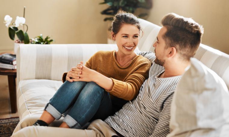 kobieta-mezczyzna-odwroceni-do-siebie-plecami-klotnia-uraza-zranienie