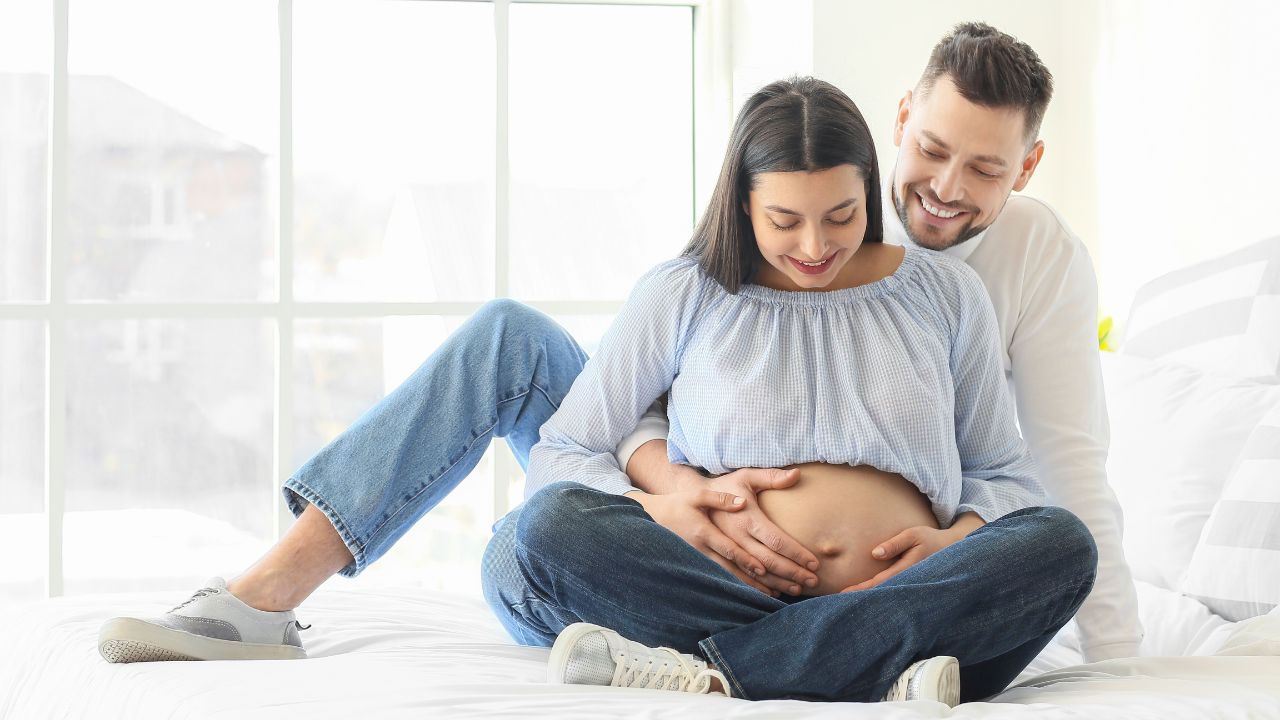 kobieta-w-ciazy-i-mezczyzna-obejmuje-jej-brzuch