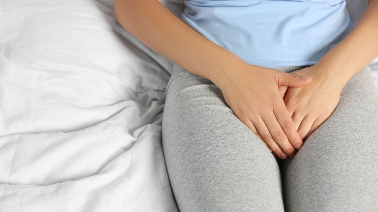 kobieta-trzyma-sie-za-krocze