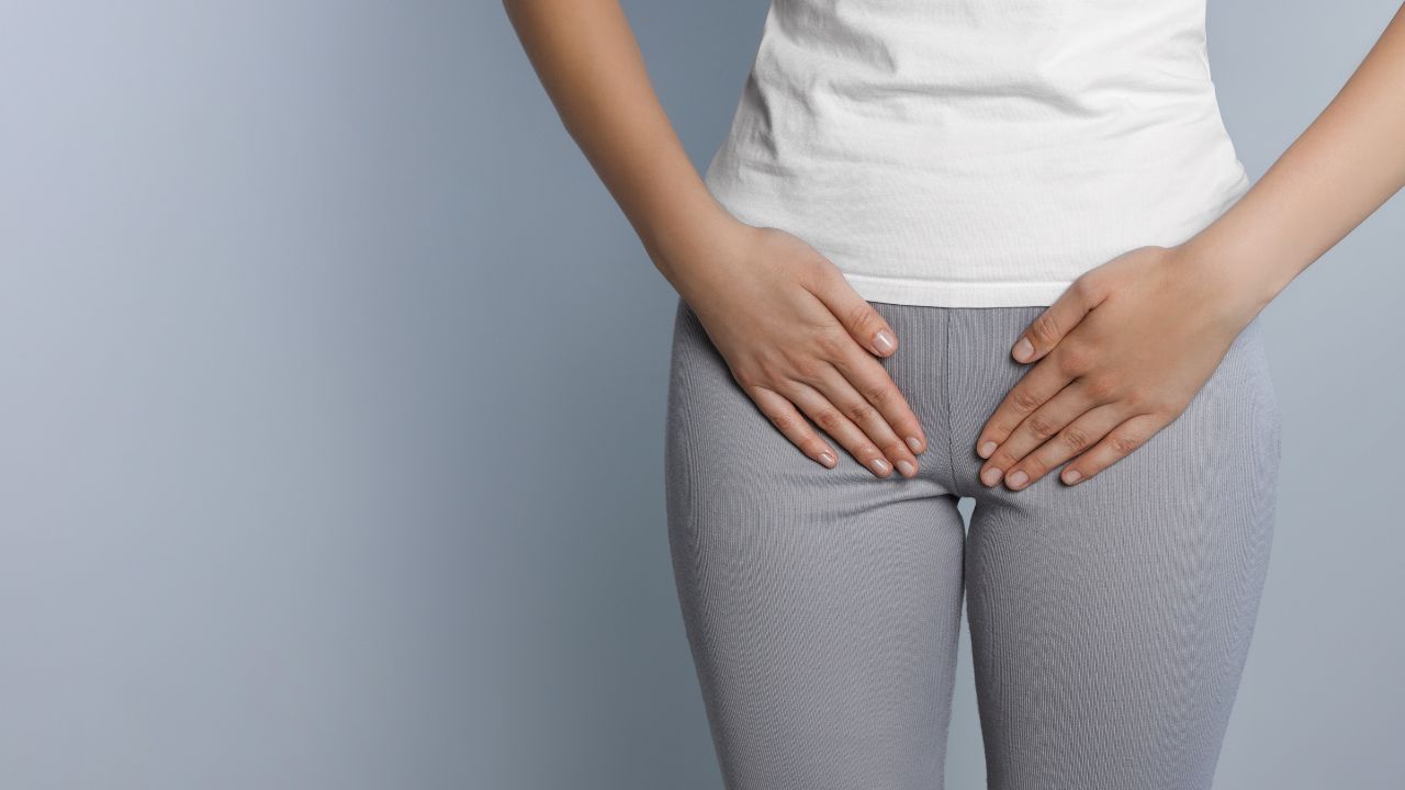 kobieta-wskazuje-na-miejsce-intymne