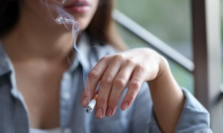 kobieta-pali-papierosa-nalogi