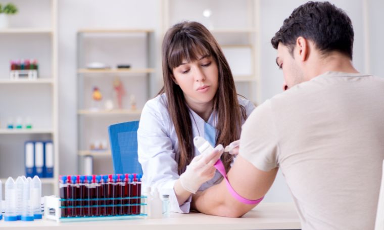 kobieta-przygotowuje-pacjenta-do-pobrania-krwi