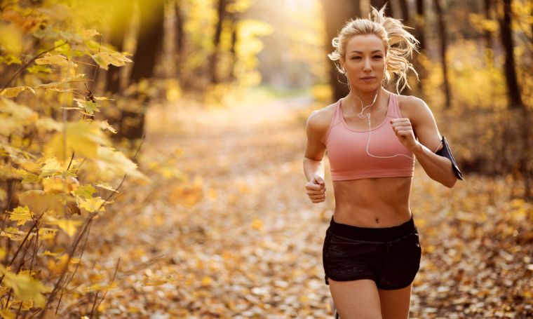 kobieta-jogging-park-las-jesien-cwiczenia-sluchawki-trasa-bieganie-biegaczka