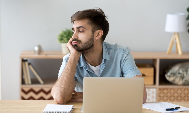 mezczyzna-zmeczony-przy-laptopie