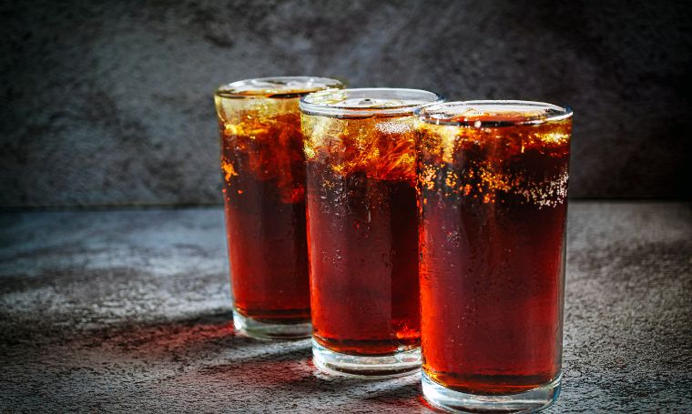 trzy-szklanki-z-colą-chłodny-napoj-coca-cola-pepsi