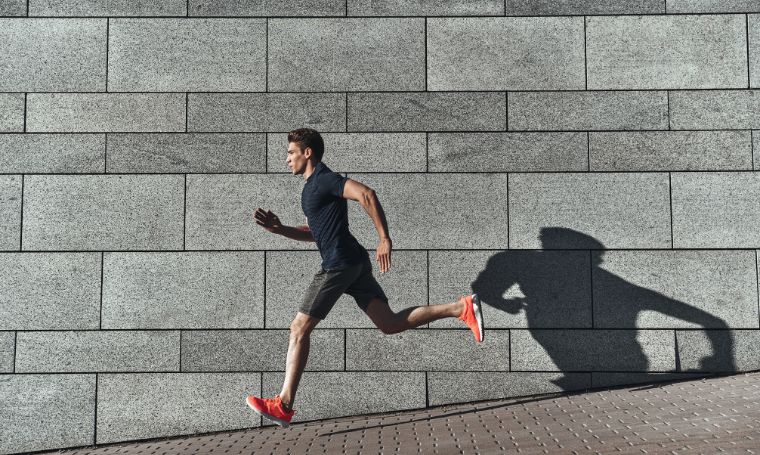 mezczyzna-trening-bieg