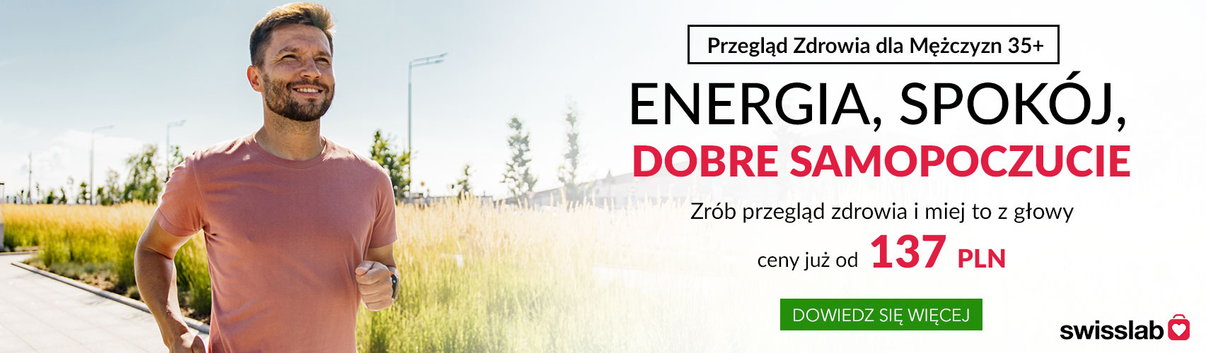 Kobieta po trzydziestym roku życia z uśmiechem na twarzy